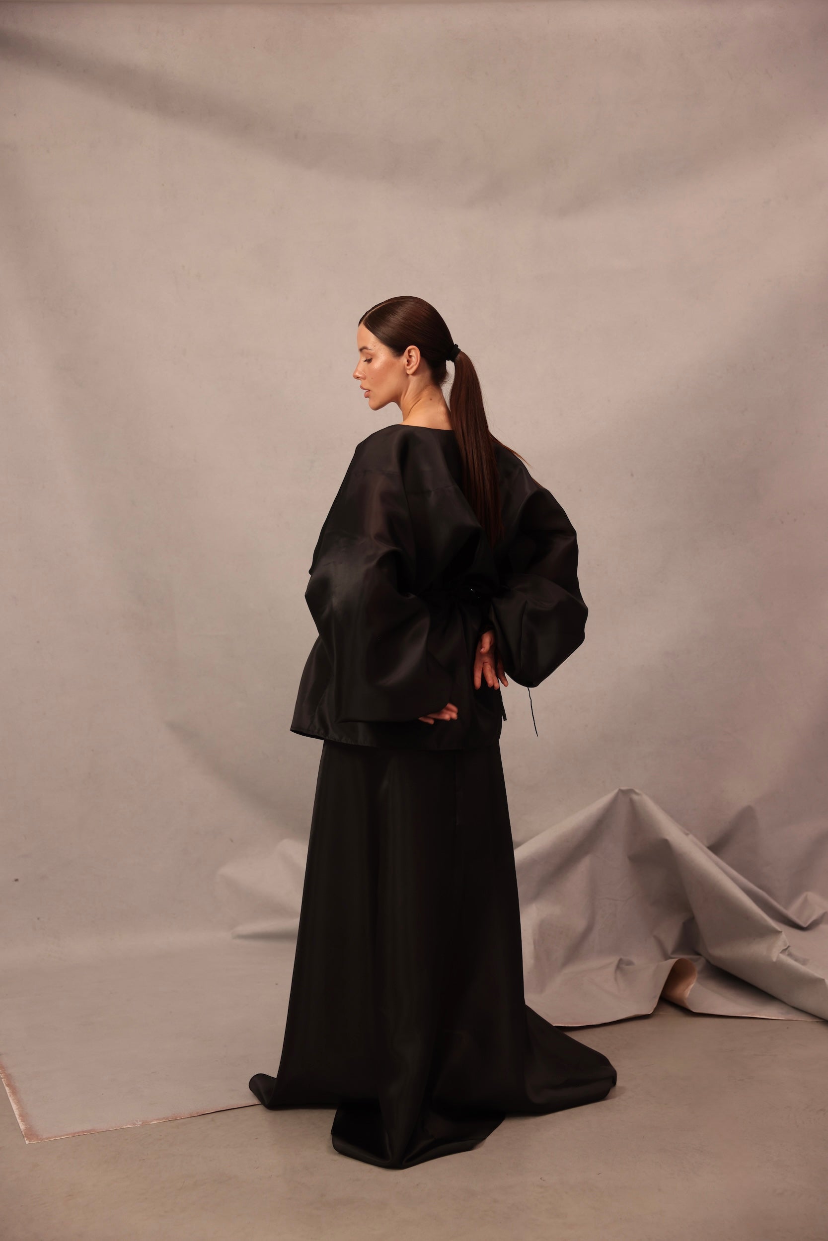 Back view of Set Comte in black color with flowing sheer trousers