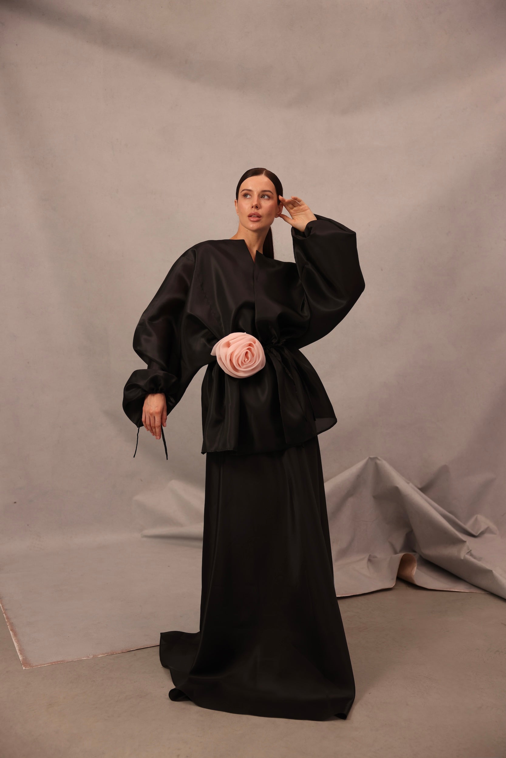 Model wearing Set Comte in black color with flower waist detail