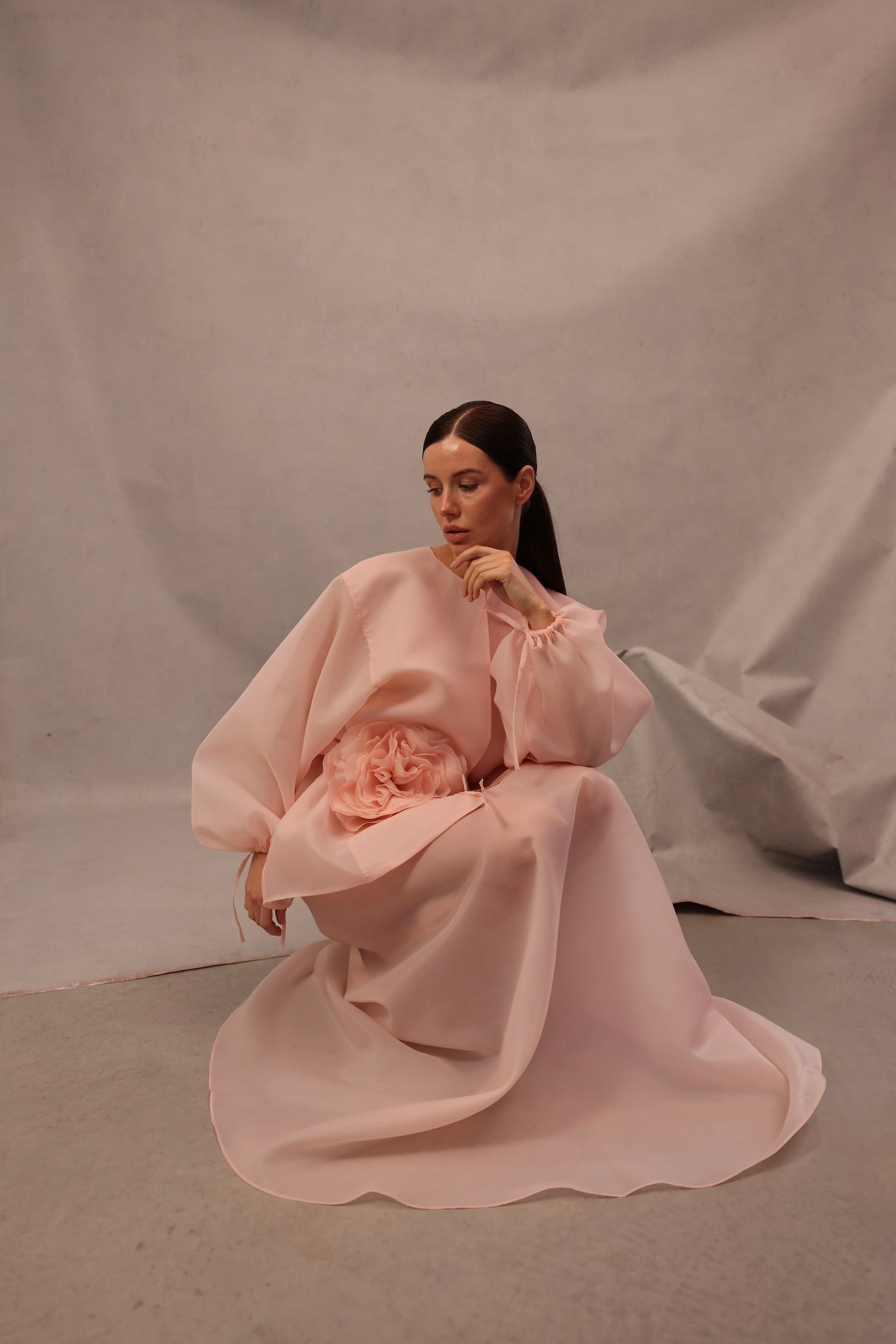 Front view of Set Comte pink-peach organza outfit with voluminous sleeves