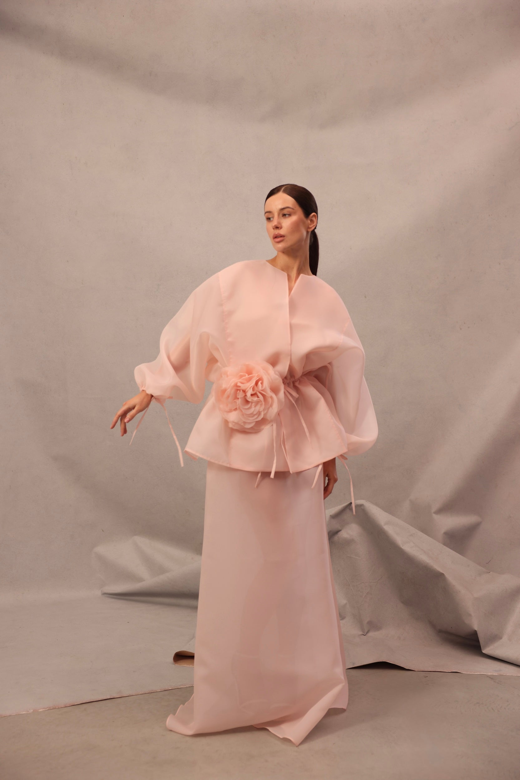 Model wearing Set Comte in pink-peach color for special occasions