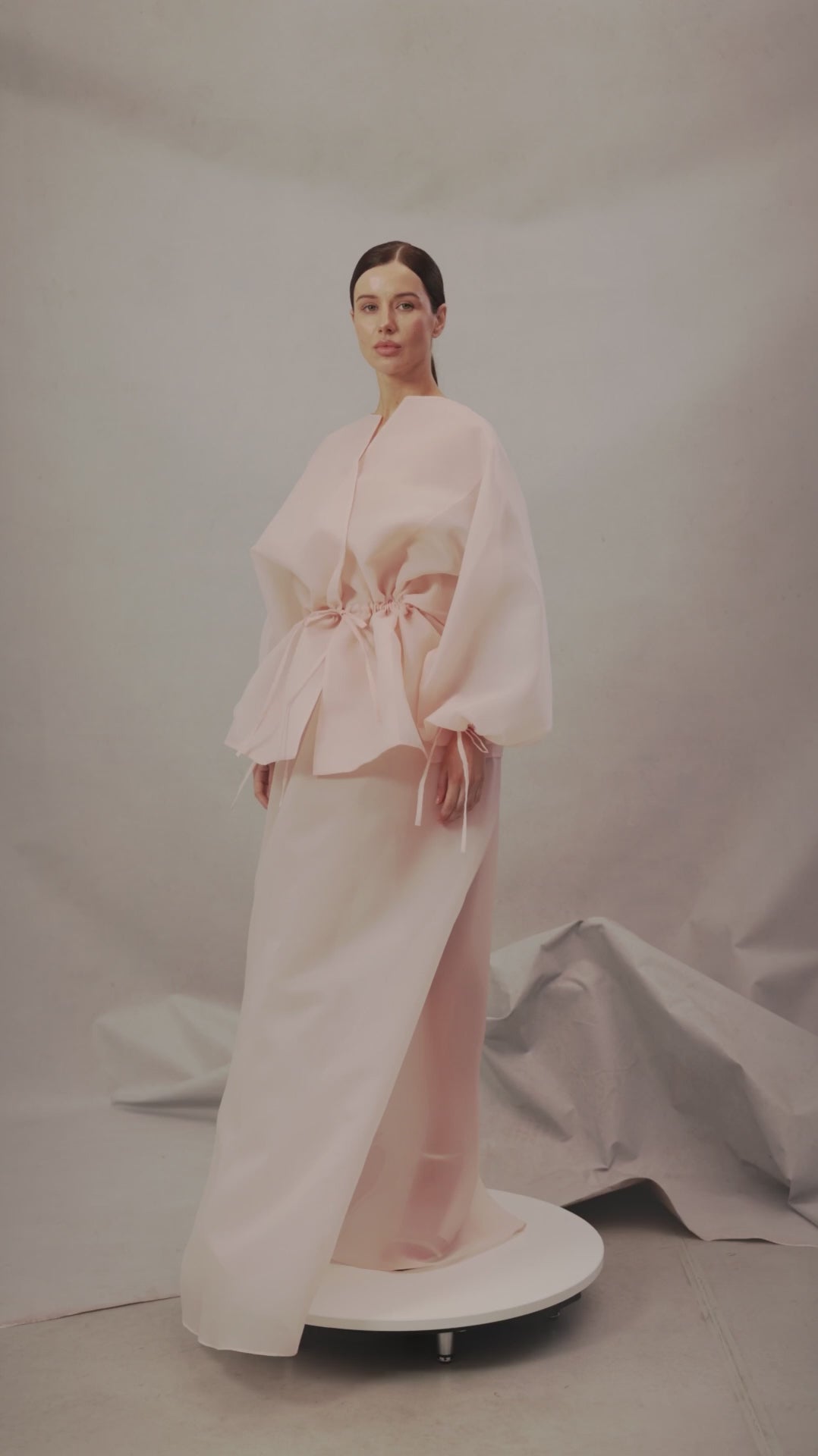 Video of Set Comte in pink-peach color by Lafatale Atelier